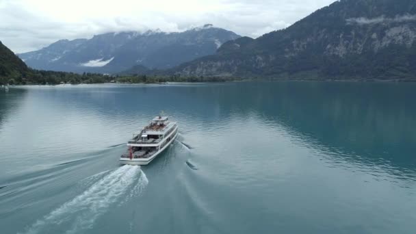 Interlaken Tour Boot Auf Den Blauen Wassern — Stockvideo