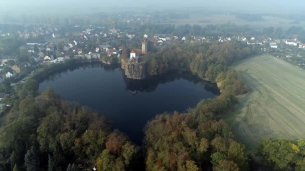 Einzigartiger Romantischer Herzförmiger See Einem Nebligen Herbstmorgen — Stockvideo