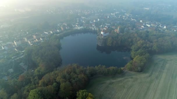 Uniek Romantisch Hart Gevormd Meer Een Mistige Herfstochtend — Stockvideo