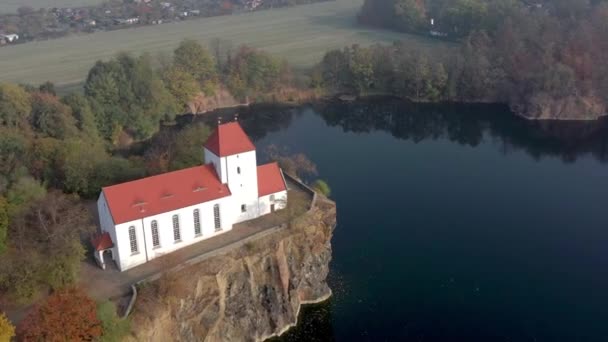 Eglise Surplombant Petit Lac Par Matin Brumeux Allemagne — Video
