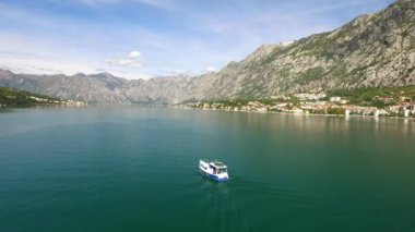 Dağlık Koyu 'ndaki Küçük Balıkçı Teknesi Havacılık Kovalamacası