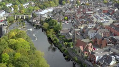 Llangollen Galler 'deki Eski Kilise ve Nehir