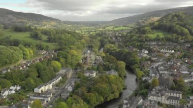 Llangollen üzerinde uçuş. Kuzeydoğu Galler 'de bir kasaba.