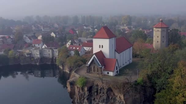 教会ドイツの霧の朝の小さな湖を見下ろす — ストック動画
