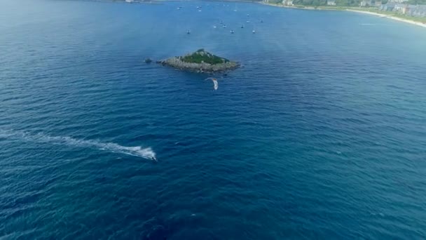Kitesurfer Una Bahía Del Océano — Vídeo de stock