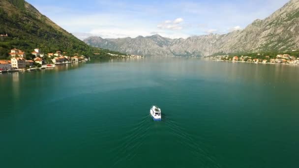 Piccola Barca Pesca Una Baia Montagnosa Rising Aerial — Video Stock