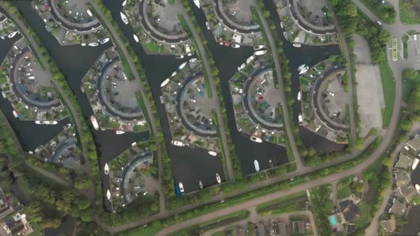 Fågelperspektiv Lemmer Marina Ovanliga Koggar Och Geometriska Former — Stockvideo