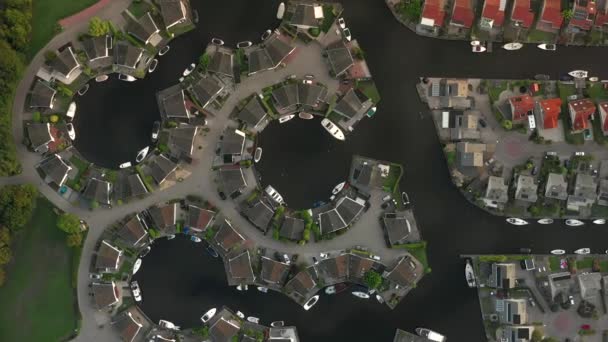 Fågelperspektiv Lemmer Marina Ovanliga Koggar Och Geometriska Former — Stockvideo