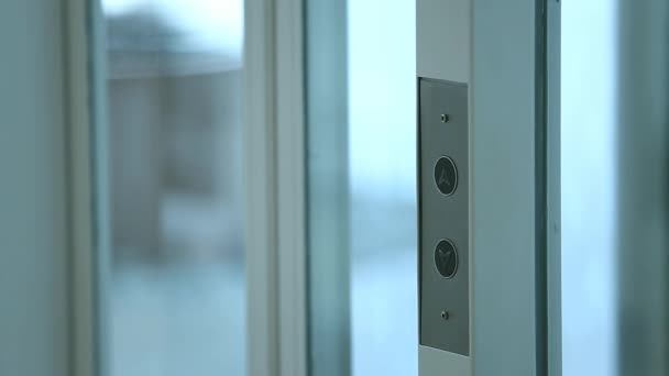 Man Drukt Een Knop Een Moderne Glazen Lift — Stockvideo