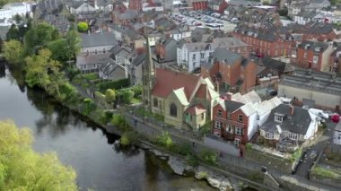 Llangollen Galler 'deki Eski Kilise ve Nehir