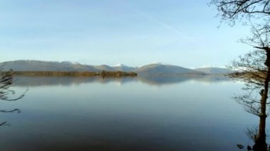 İskoçya 'daki Lomond Gölü kıyı şeridi