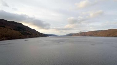 İskoçya 'daki Loch Ness Gölü' nün Hava Gösterisi