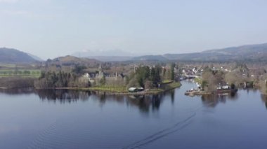 Loch Ness İskoçya sahillerindeki Augustus Kalesi 'nin hava manzarası