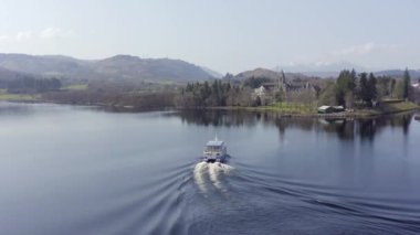 İskoçya 'da Fort Augustus yakınlarındaki Loch Ness Gölü' nde Nessie Tur Teknesi