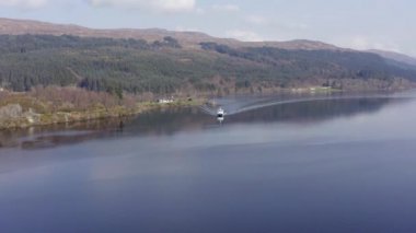 İskoçya 'da Fort Augustus yakınlarındaki Loch Ness Gölü' nde Nessie Tur Teknesi