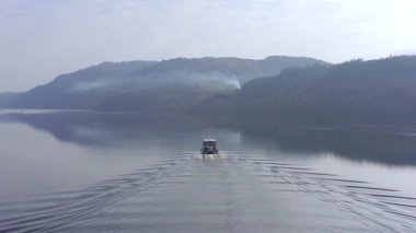 İskoçya 'da Fort Augustus yakınlarındaki Loch Ness Gölü' nde Nessie Tur Teknesi