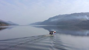 İskoçya 'da Fort Augustus yakınlarındaki Loch Ness Gölü' nde Nessie Tur Teknesi