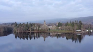 Loch Ness İskoçya sahillerindeki Augustus Kalesi 'nin hava manzarası
