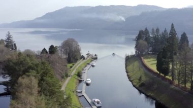 Loch Ness İskoçya sahillerindeki Augustus Kalesi 'nin hava manzarası