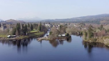 Loch Ness İskoçya kıyısındaki Augustus Kalesi Havacılık Manzarası