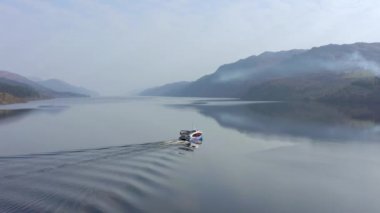İskoçya 'da Fort Augustus yakınlarındaki Loch Ness Gölü' nde Nessie Tur Teknesi