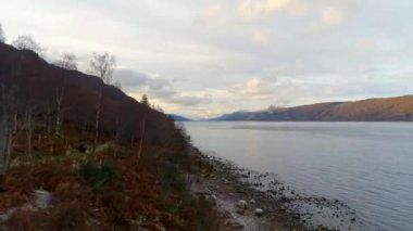 İskoçya 'daki Loch Ness' in kıyı şeridi