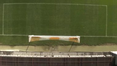 Futbol sahası ve kale direkleri