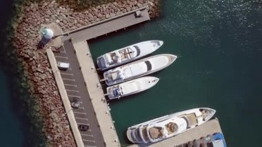 Bir yat ve yat limanının kuş bakışı görüntüsü