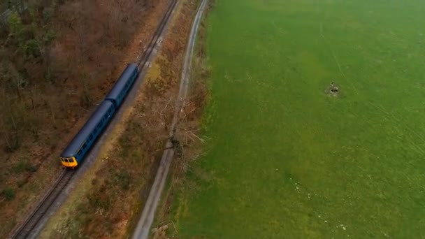 Pendeltrein Vroege Ochtend Mist — Stockvideo