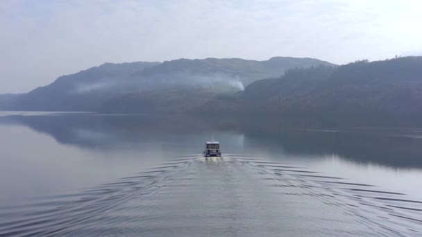 スコットランドのオーガスタス砦近くのネス湖ツアーボート — ストック動画