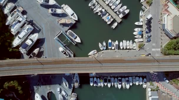 Bird Eye Προβολή Ενός Γιοτ Και Βάρκα Μαρίνα — Αρχείο Βίντεο