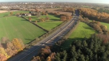 İngiltere 'de iki şeritli otoyol boyunca giden araçlar.