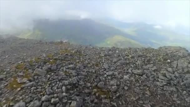 Flyger Över Brant Och Farlig Klippkant — Stockvideo