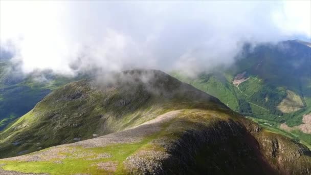 Bergregion Und Wolken Aus Der Luft — Stockvideo