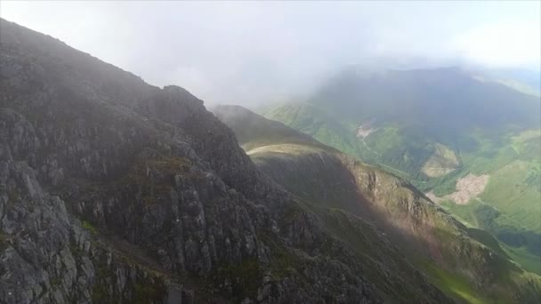 Nebelige Berge Und Täler Aus Der Luft — Stockvideo