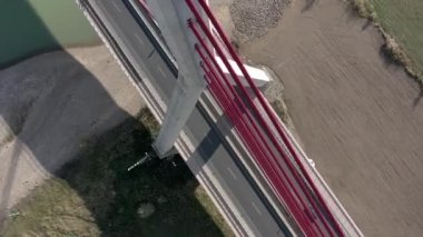 Bir Kabloyu Geçen Araçlar Bir Nehri Geçen Askıda Kalan Köprü