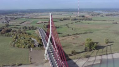 Bir Kabloyu Geçen Araçlar Bir Nehri Geçen Askıda Kalan Köprü