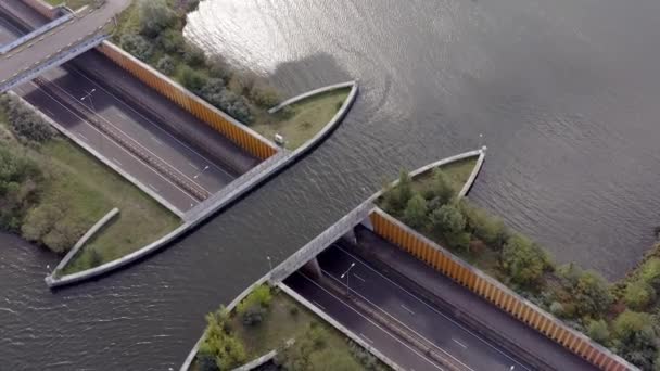 Een Aquaduct Nederland Dat Schepen Toestaat Een Snelweg Varen — Stockvideo