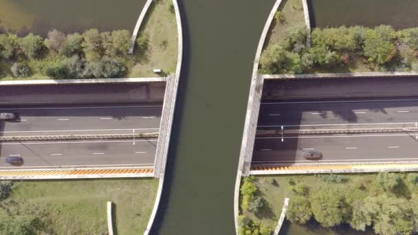 Akwedukt Holandii Zezwalający Statkom Przepłynięcie Przez Autostradę — Wideo stockowe
