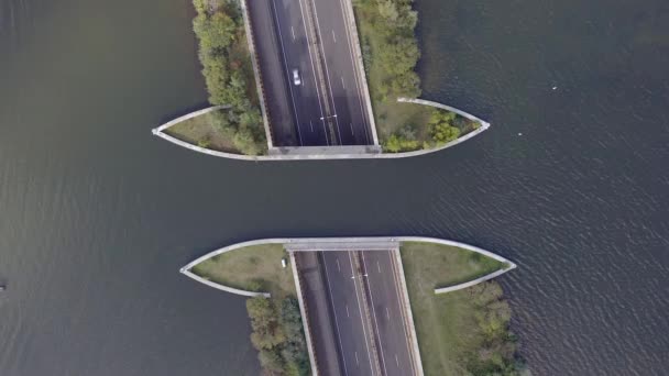 Een Aquaduct Nederland Dat Schepen Toestaat Een Snelweg Varen — Stockvideo