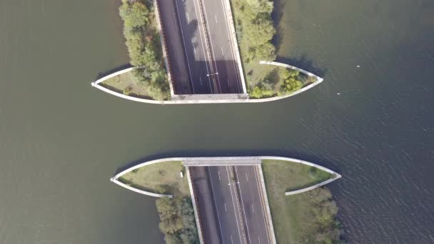荷兰的一条渡槽 允许船只通过高速公路 — 图库视频影像