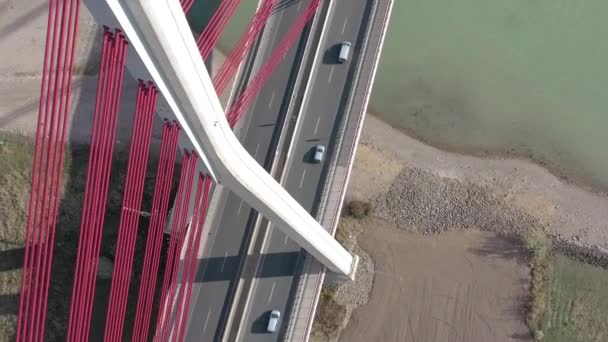 Veículos Cruzando Cabo Ficou Suspensão Ponte Cruzando Rio — Vídeo de Stock