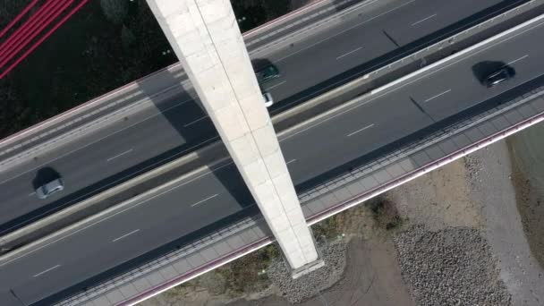 Véhicules Franchissant Câble Suspendu Pont Franchissant Une Rivière — Video