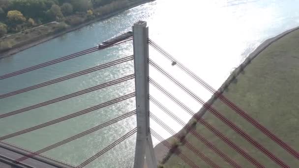 Vue Aérienne D'un Pont Suspendu Par Câble Traversant Une Rivière 