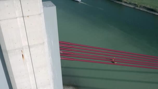 Flygfoto Kabel Stannade Suspension Bridge Korsar Flod — Stockvideo