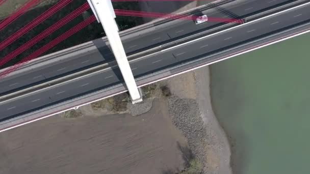 Voertuigen Die Een Hangbrug Rivier Passeren — Stockvideo