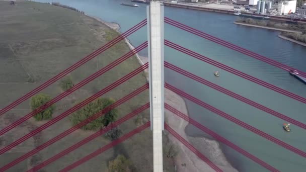 Vista Aérea Cabo Ficou Suspensão Ponte Atravessando Rio — Vídeo de Stock