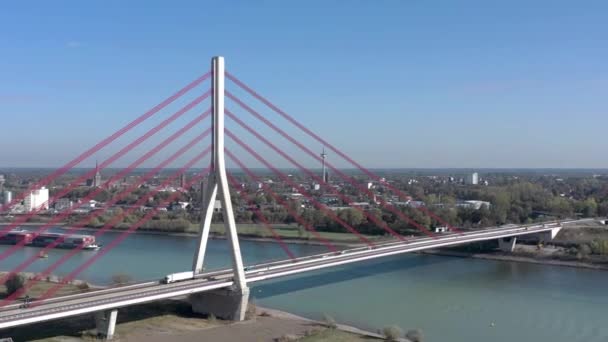 穿越电缆的车辆停靠在河上的吊桥 — 图库视频影像