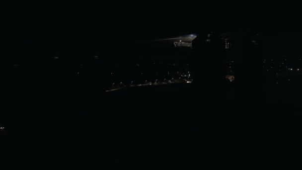 在夜间检查结构完整性的桥梁上工作的安全督察 — 图库视频影像