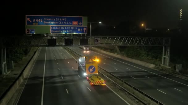 Equipo Seguridad Autopista Cerrando Cruce Por Noche — Vídeo de stock